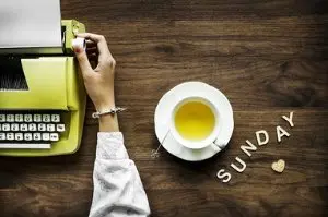 Copywriter pracuje nad tekstem. Chce zacząć zarabiać na pisaniu tekstów.