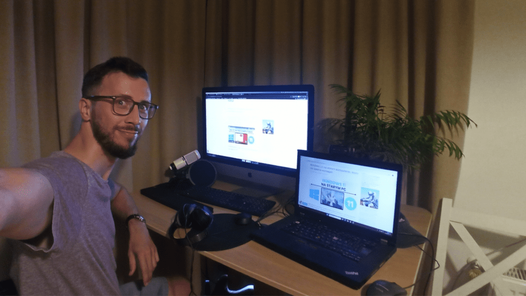 autor bloga z komputerem iMac i Thinkpad z systemami Windows i MacOS