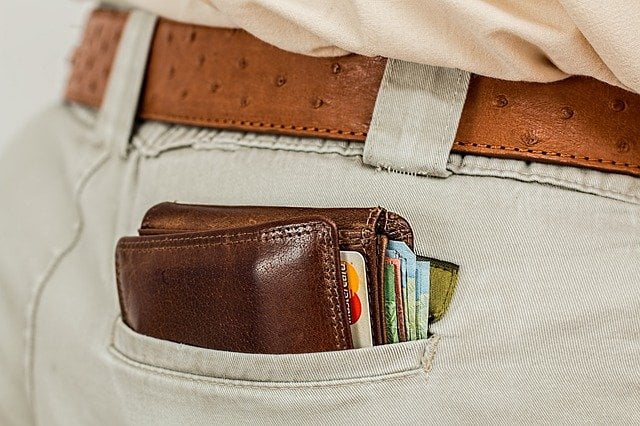 portfel w tylnej kieszenie spodni - łatwy łup dla złodzieja